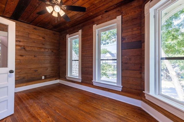 607 N Dallas Street, Ennis, TX 75119