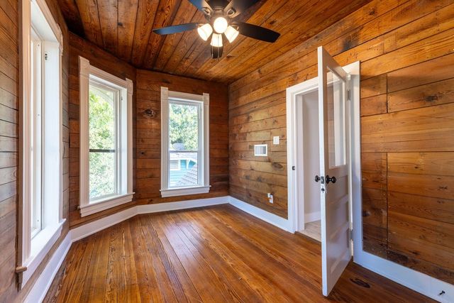 607 N Dallas Street, Ennis, TX 75119
