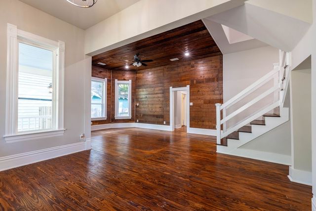 607 N Dallas Street, Ennis, TX 75119