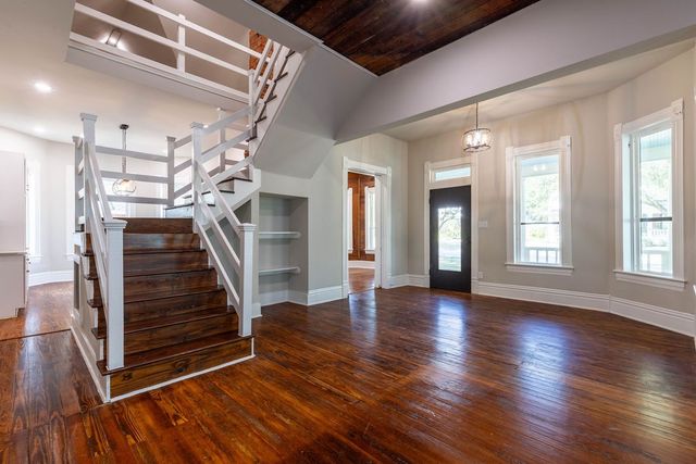607 N Dallas Street, Ennis, TX 75119