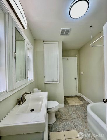 10033 Des Moines Memorial Drive S, Seattle, WA 98168