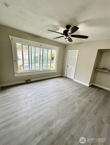 10033 Des Moines Memorial Drive S, Seattle, WA 98168
