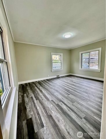10033 Des Moines Memorial Drive S, Seattle, WA 98168