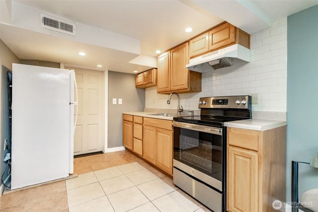 10033 Des Moines Memorial Drive S, Seattle, WA 98168