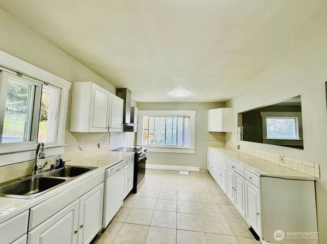 10033 Des Moines Memorial Drive S, Seattle, WA 98168