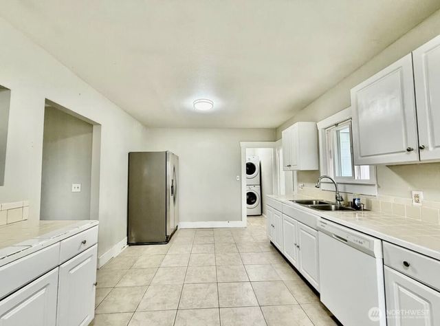 10033 Des Moines Memorial Drive S, Seattle, WA 98168
