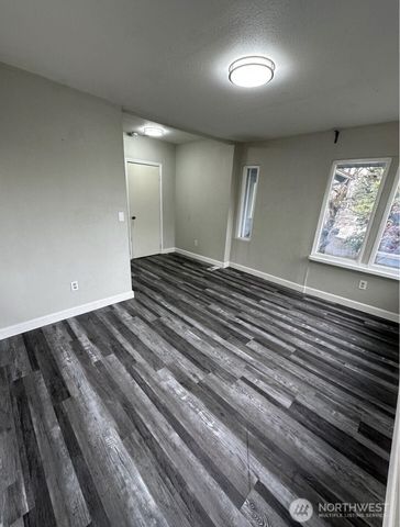 10033 Des Moines Memorial Drive S, Seattle, WA 98168