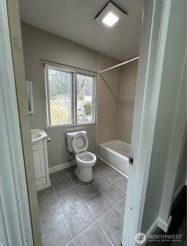 10033 Des Moines Memorial Drive S, Seattle, WA 98168
