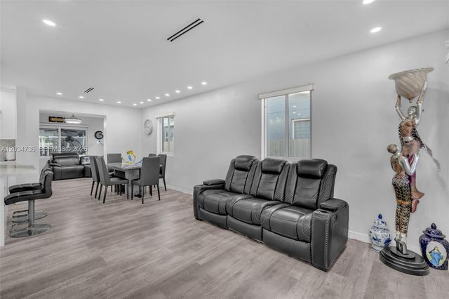 380 W 30th St, Hialeah, FL 33012