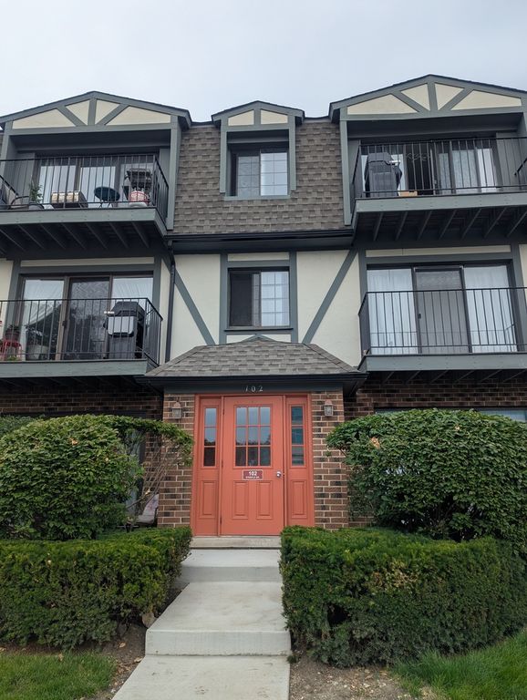 102 Steeple Drive F, Buffalo Grove, IL 60089