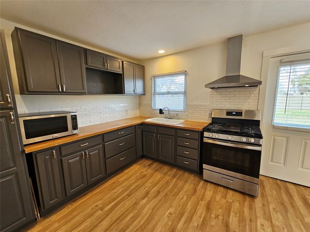 1002 Highland Drive, Grand Prairie, TX 75051