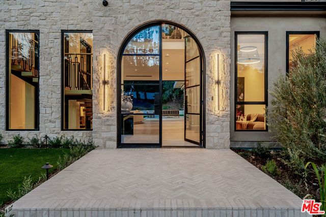 4000 Ballina Drive, Encino, CA 91436