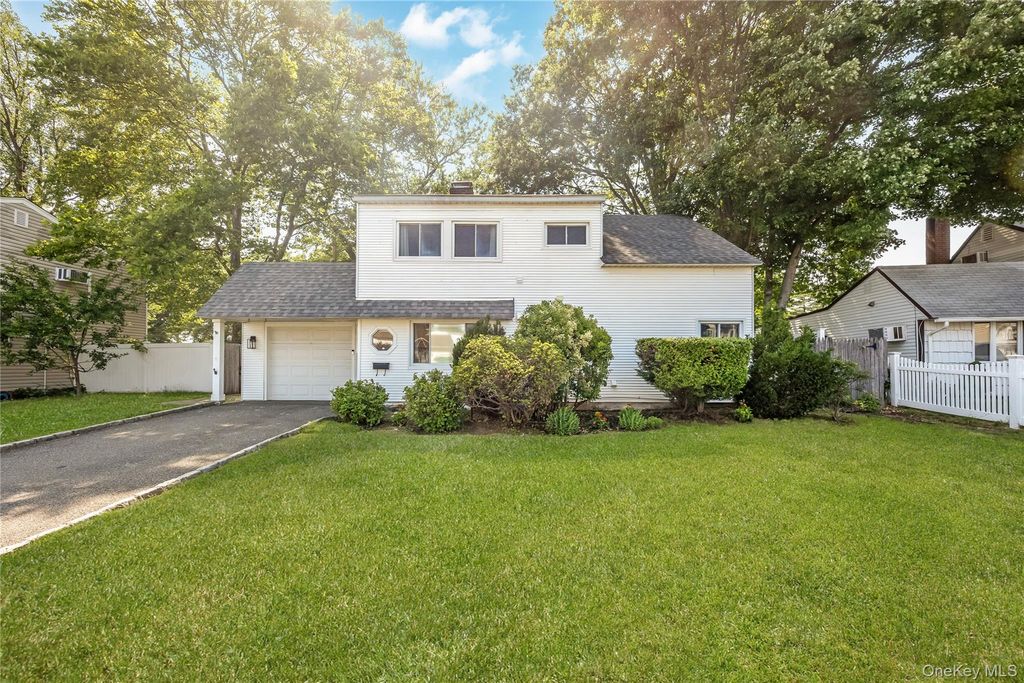 201 Cypress Lane W, Westbury, NY 11590