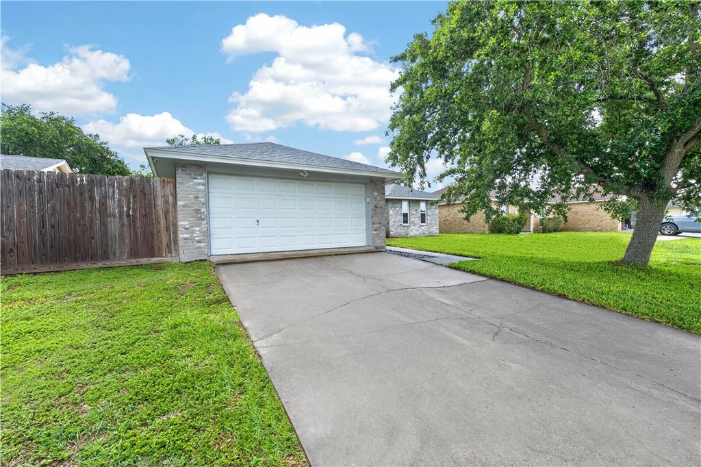 2814 Erie Dr, Corpus Christi, TX 78414 — photo 2