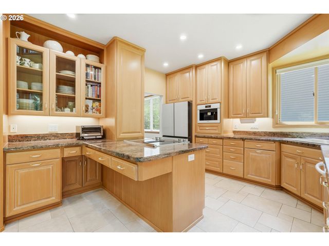 2513 OREGON CITY Blvd, West Linn, OR 97068