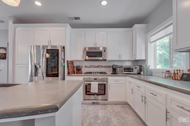 2425 Ollie Court, Bakersfield, CA 93314