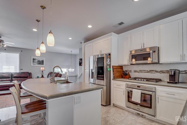 2425 Ollie Court, Bakersfield, CA 93314