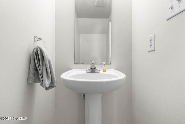 100 Ashwood Drive, Jacksonville, NC 28546