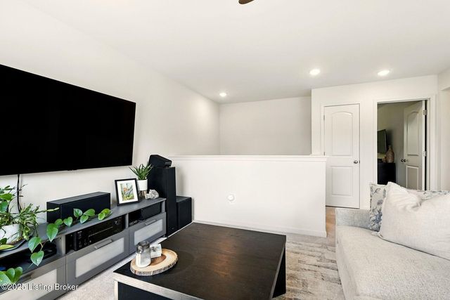 4215 Cobblestone Ln, La Grange, KY 40031