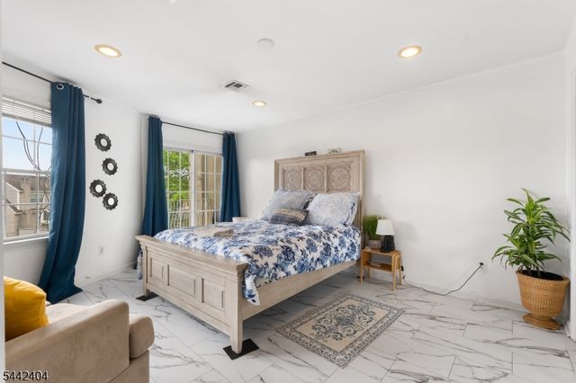 640 Riverside Ave, Lyndhurst Twp., NJ 07071