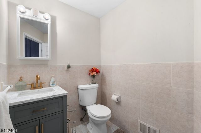 640 Riverside Ave, Lyndhurst Twp., NJ 07071