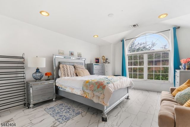 640 Riverside Ave, Lyndhurst Twp., NJ 07071