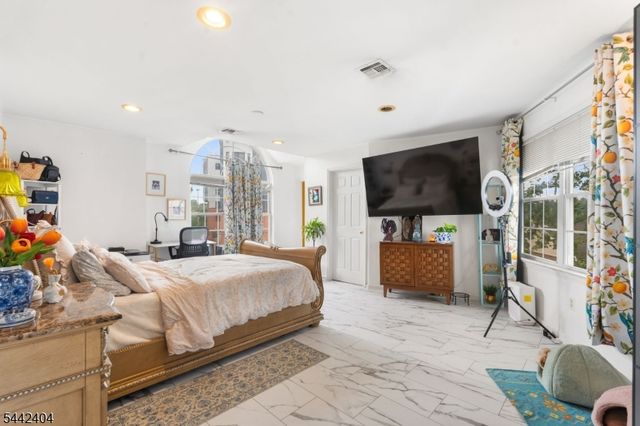 640 Riverside Ave, Lyndhurst Twp., NJ 07071