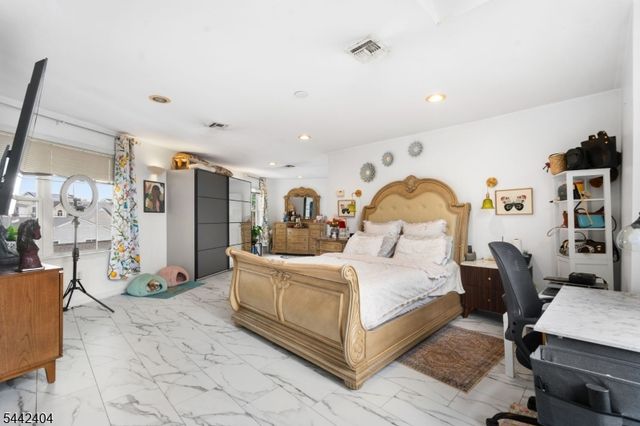 640 Riverside Ave, Lyndhurst Twp., NJ 07071