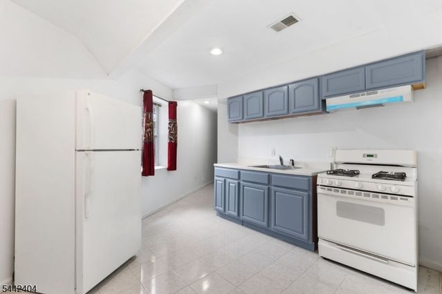 640 Riverside Ave, Lyndhurst Twp., NJ 07071