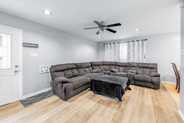 12737 S Manistee Avenue, Chicago, IL 60633