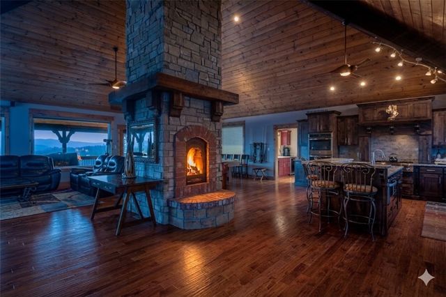 13 Beaver Drive, Holiday Island, AR 72631