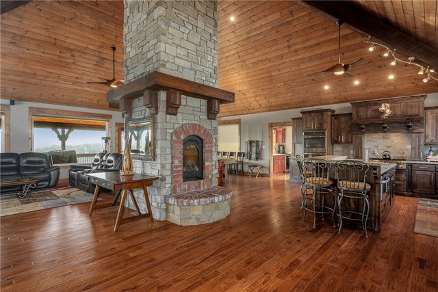 13 Beaver Drive, Holiday Island, AR 72631