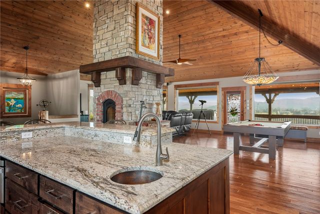 13 Beaver Drive, Holiday Island, AR 72631