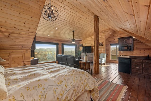 13 Beaver Drive, Holiday Island, AR 72631