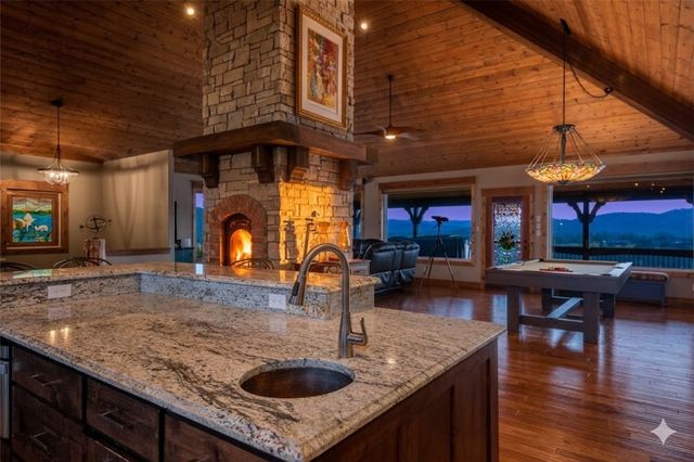 13 Beaver Drive, Holiday Island, AR 72631