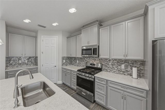 14633 RED CASTLE AVENUE, Lithia, FL 33547