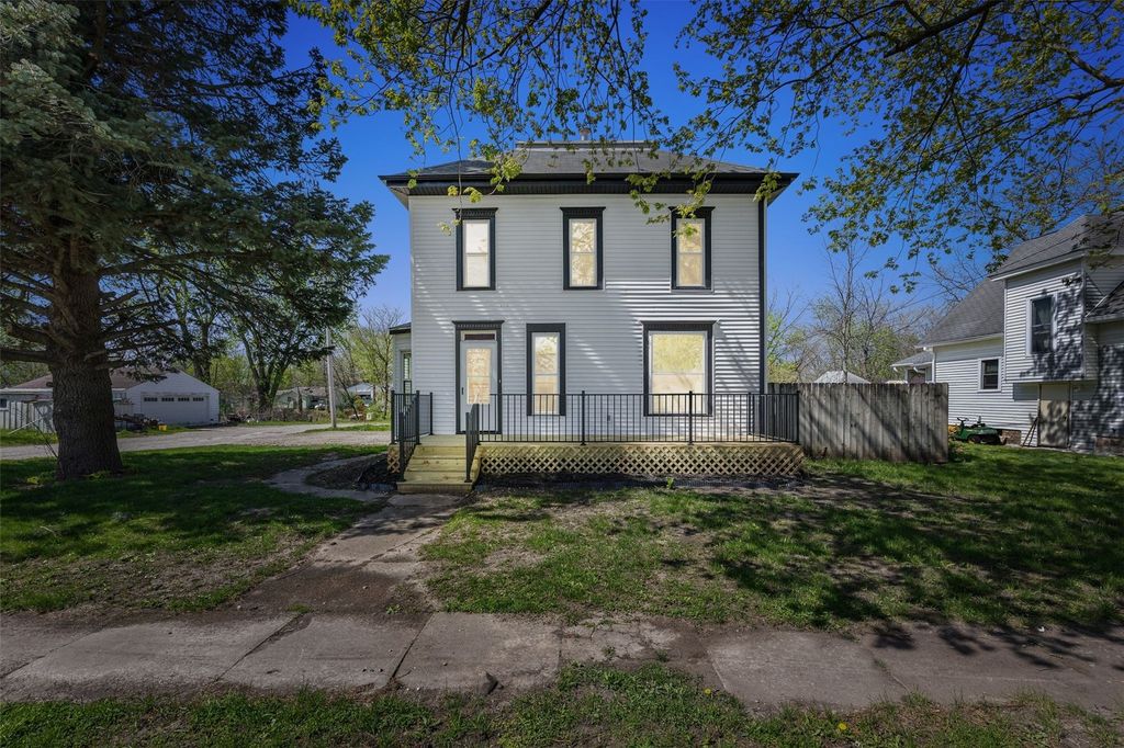 1003 Franklin Street, Center Point, IA 52213