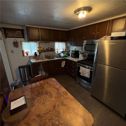 977 Sharon Rd, Beaver, PA 15009