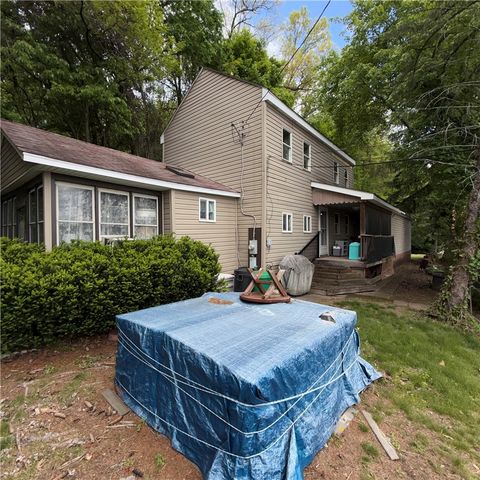977 Sharon Rd, Beaver, PA 15009