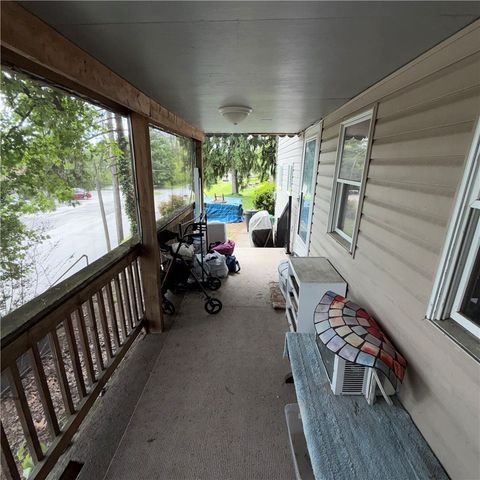 977 Sharon Rd, Beaver, PA 15009