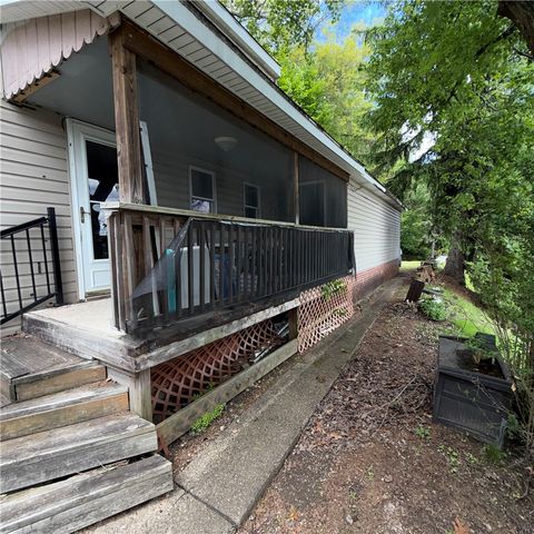 977 Sharon Rd, Beaver, PA 15009