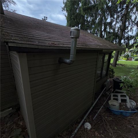 977 Sharon Rd, Beaver, PA 15009