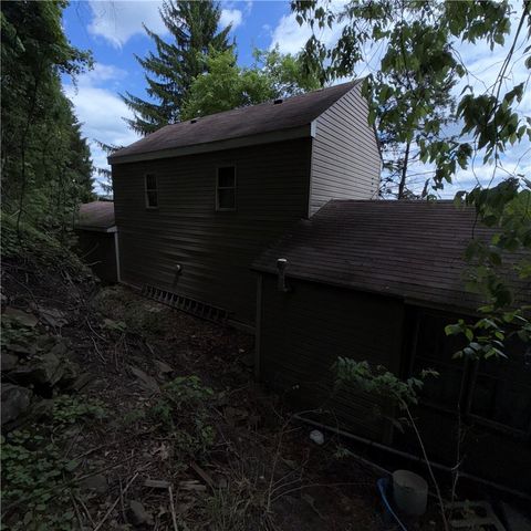 977 Sharon Rd, Beaver, PA 15009