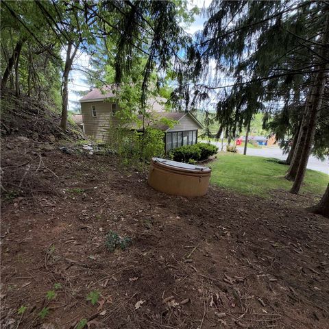 977 Sharon Rd, Beaver, PA 15009