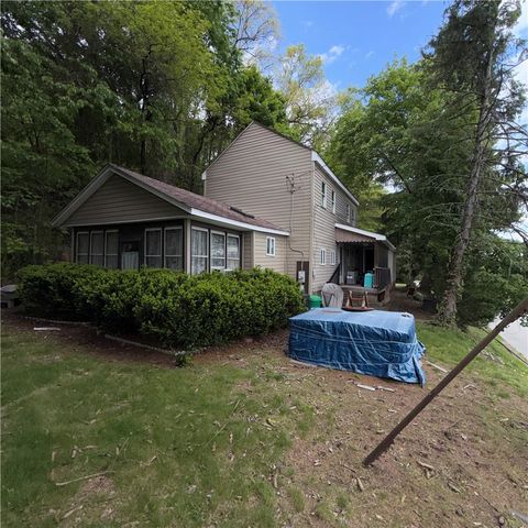 977 Sharon Rd, Beaver, PA 15009