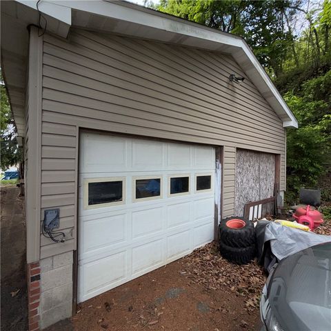 977 Sharon Rd, Beaver, PA 15009