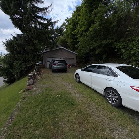977 Sharon Rd, Beaver, PA 15009