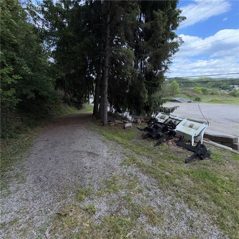 977 Sharon Rd, Beaver, PA 15009