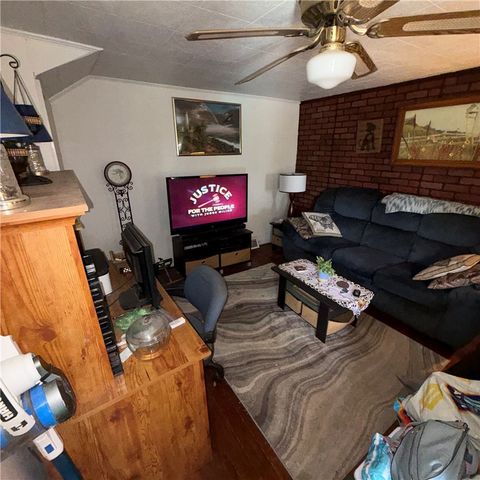 977 Sharon Rd, Beaver, PA 15009