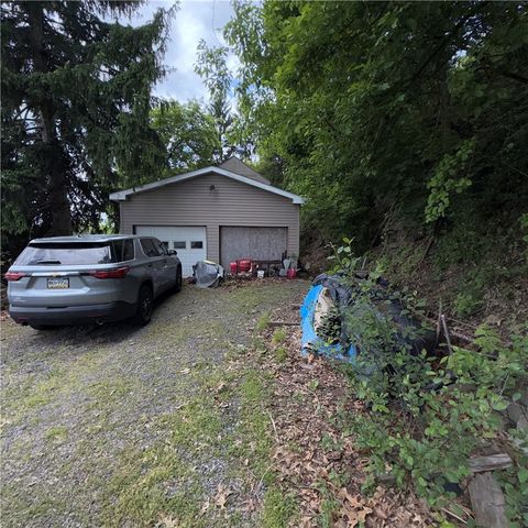 977 Sharon Rd, Beaver, PA 15009